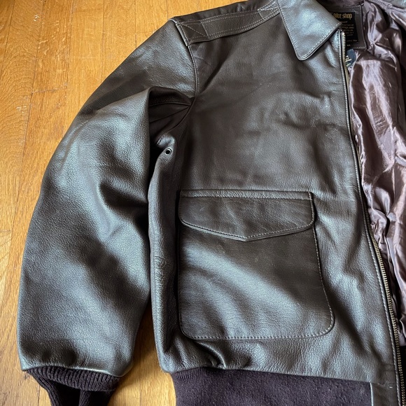 Sporty’s Pilot Leather Bomber - Picture 3 of 11